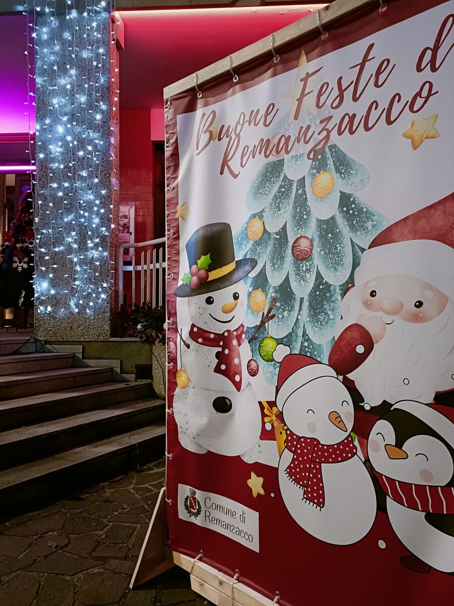 Pannello di auguri Buone Feste del Comune di Remanzacco, tra le luminarie natalizie