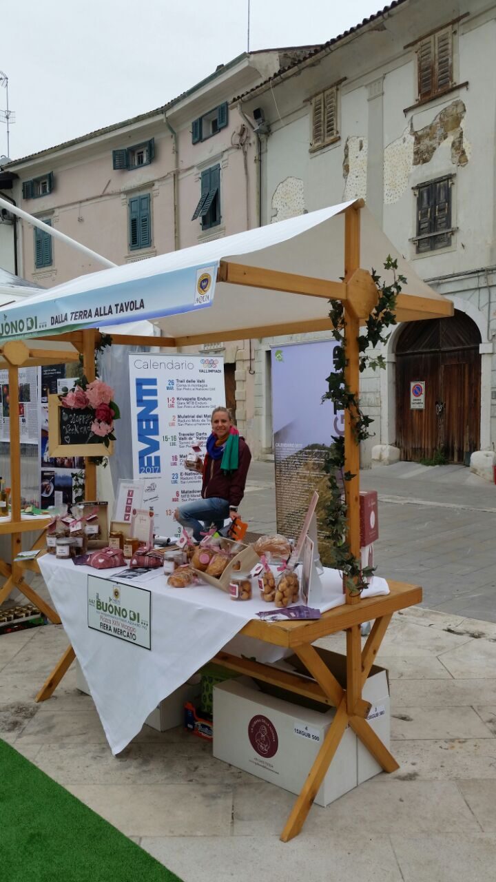 Stand del tour Il Buono Di in piazza