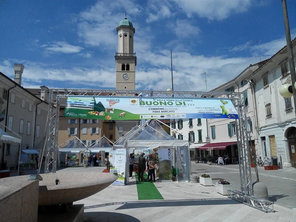 Allestimento in piazza per il tour Il Buono Di