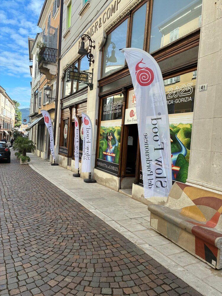Bandiere Slow Food lungo una via del centro
