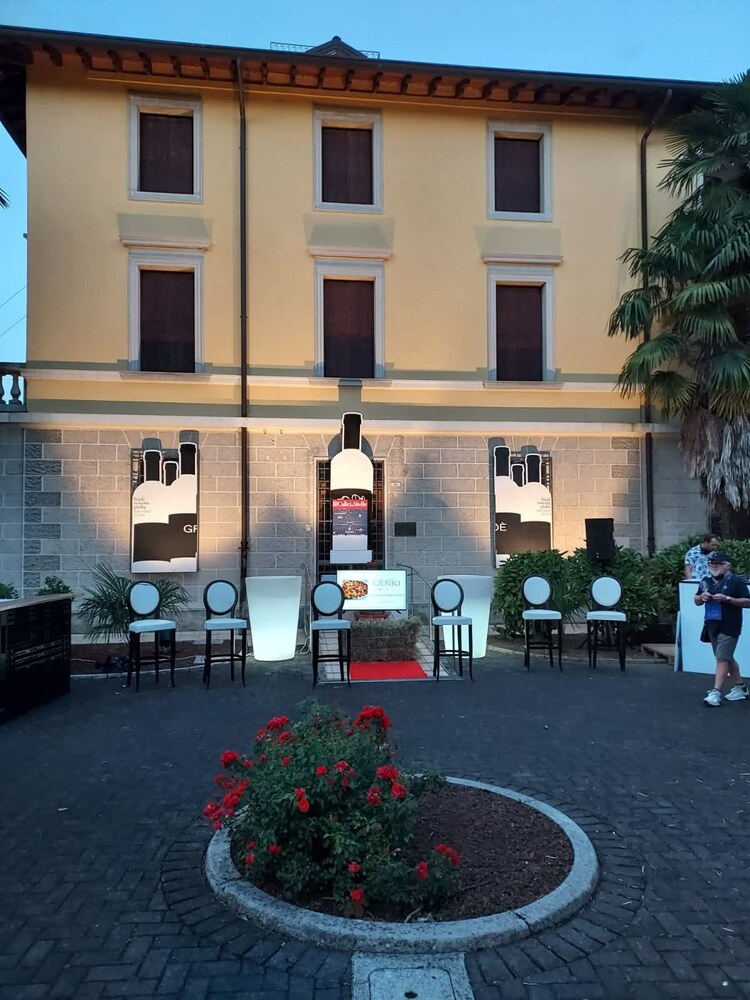 Allestimento serale con grafica coordinata a tema vino