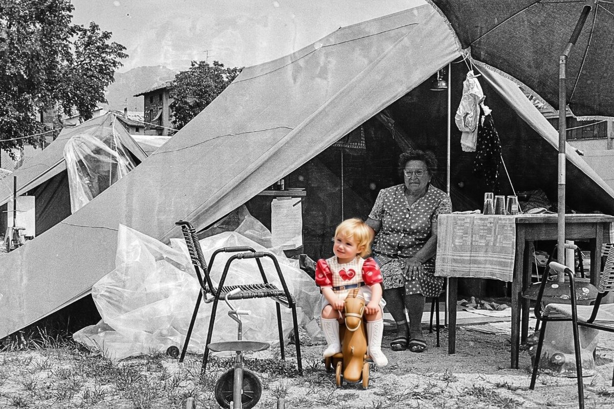 Fotografia storica del Fondo Luigi Morandini: la vita nelle tendopoli dopo il terremoto del 1976
