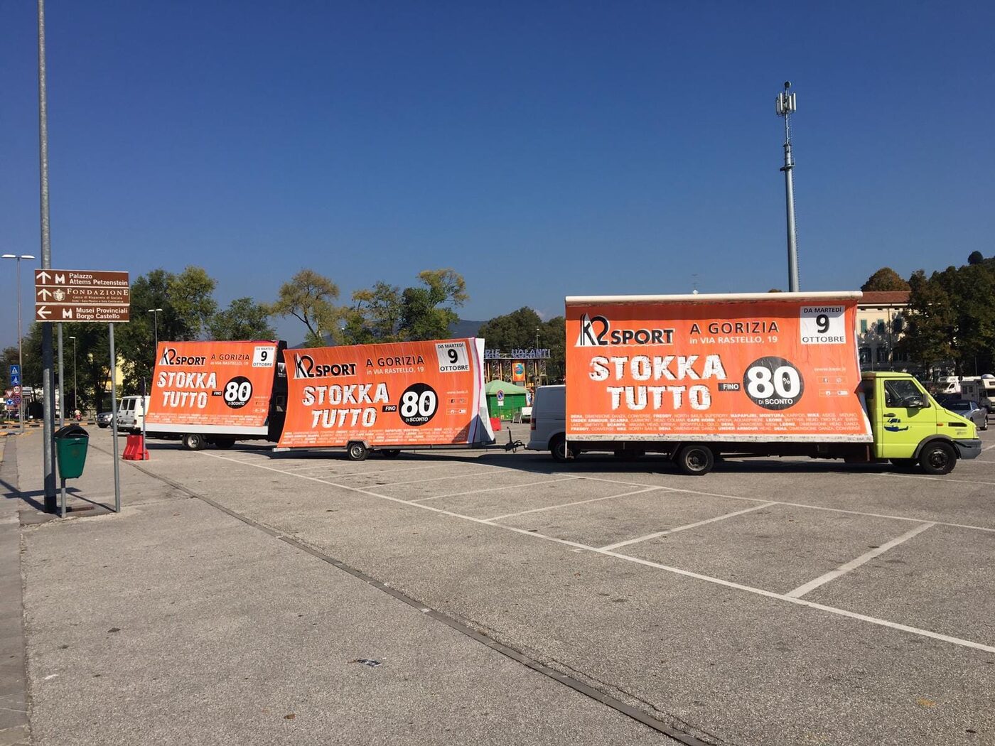 Convoglio di carrelli pubblicitari
