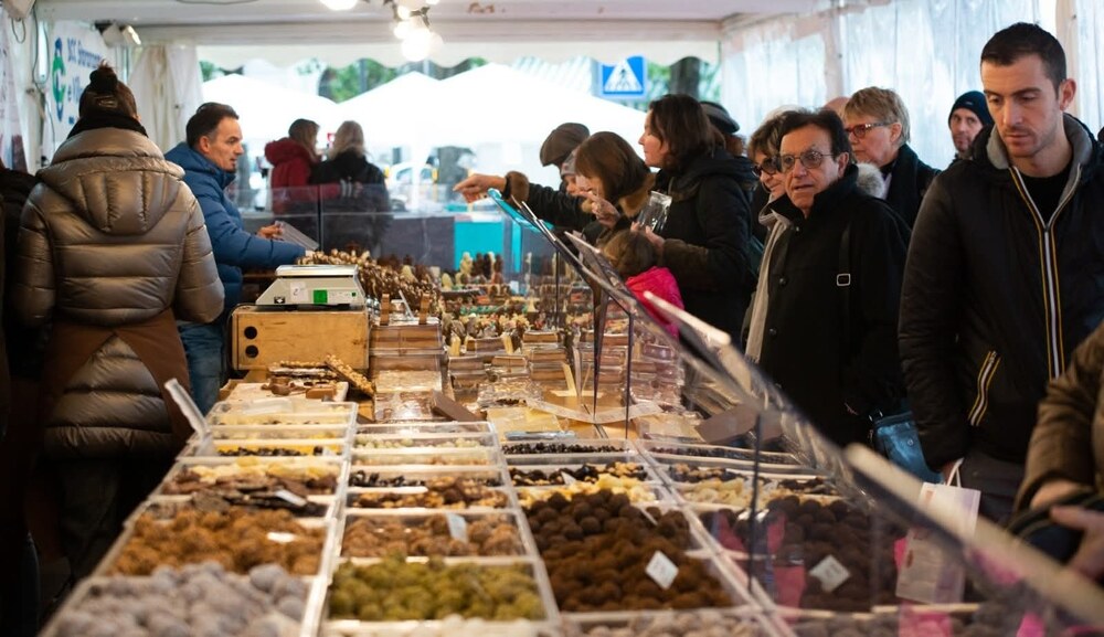Visitatori al mercatino del cioccolato