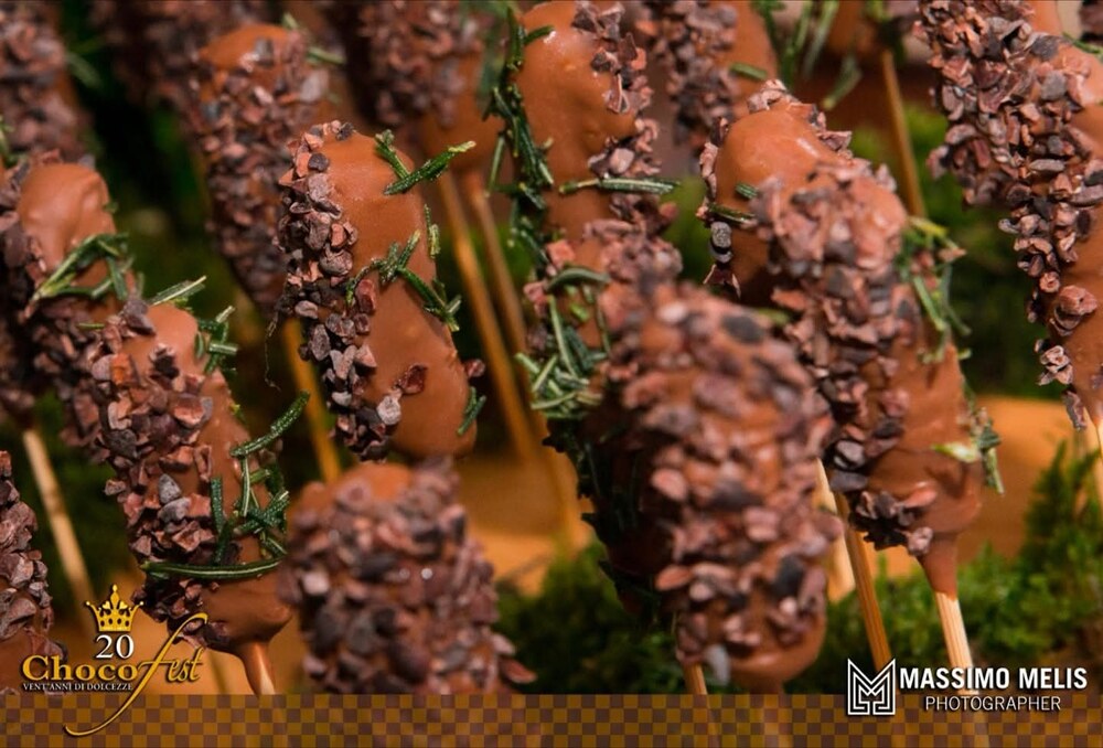 Spiedini di cioccolato con rosmarino e granella di cacao