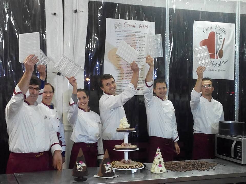 Il team dei maestri cioccolatieri al lavoro
