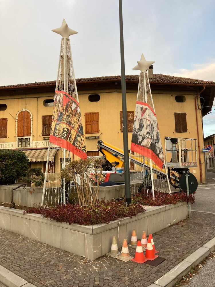 Alberi luminosi con teli artistici in fase di installazione