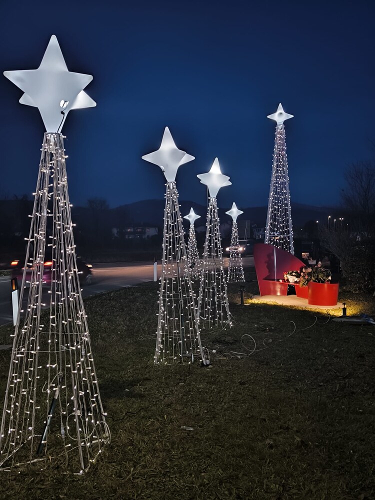 Percorso di coni luminosi con stelle, vista d'insieme
