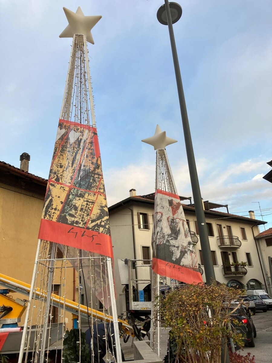 Coni luminosi con teli a grafica artistica, ripresi di giorno