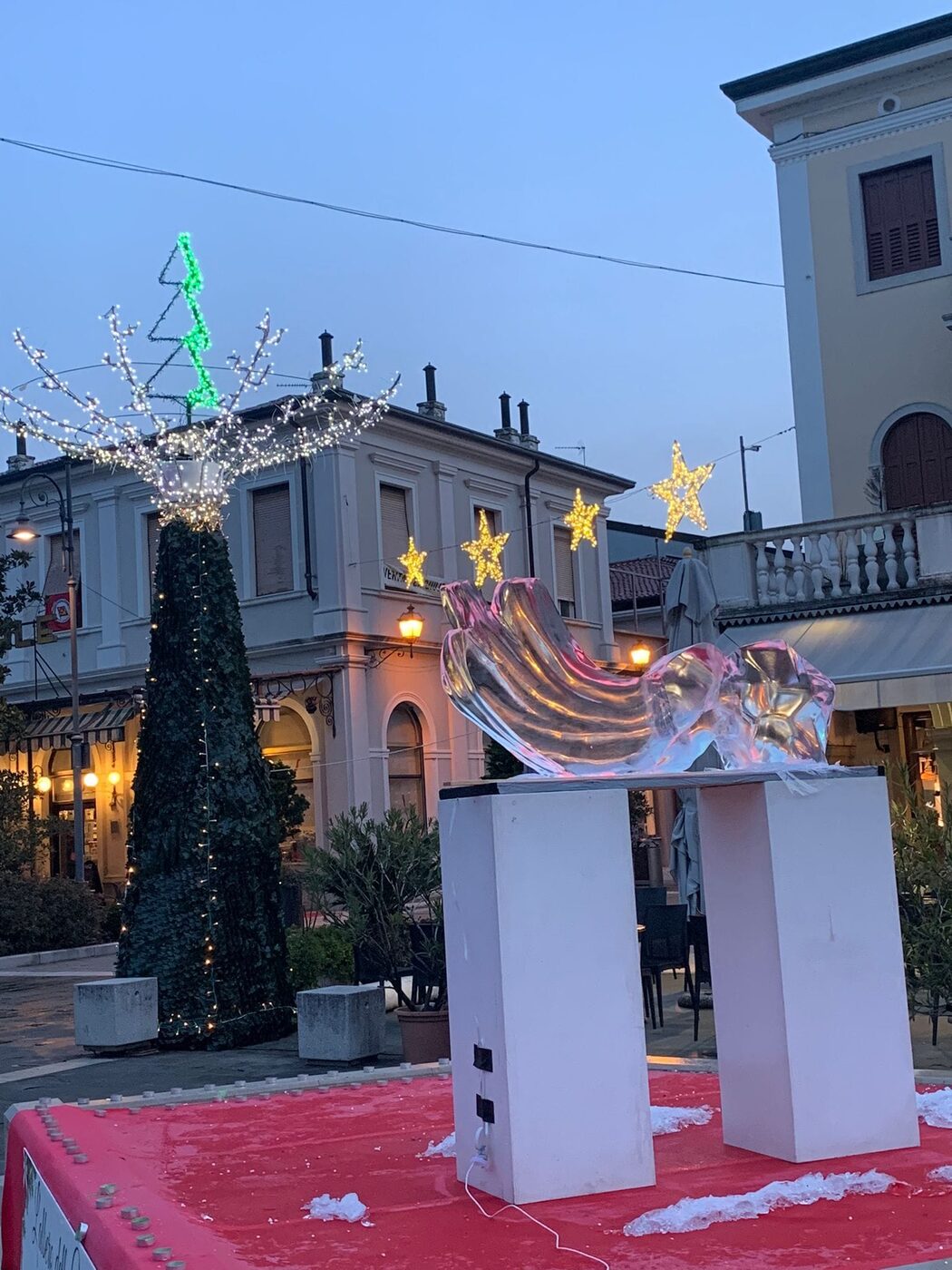 Installazione natalizia in piazza