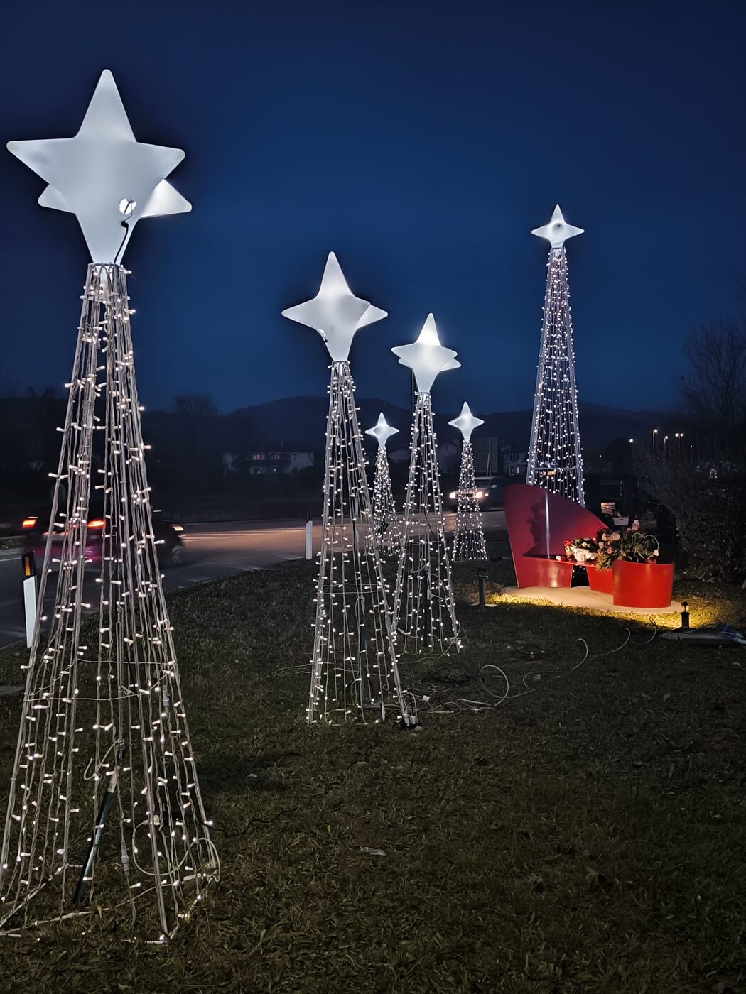Alberi luminosi con stelle bianche