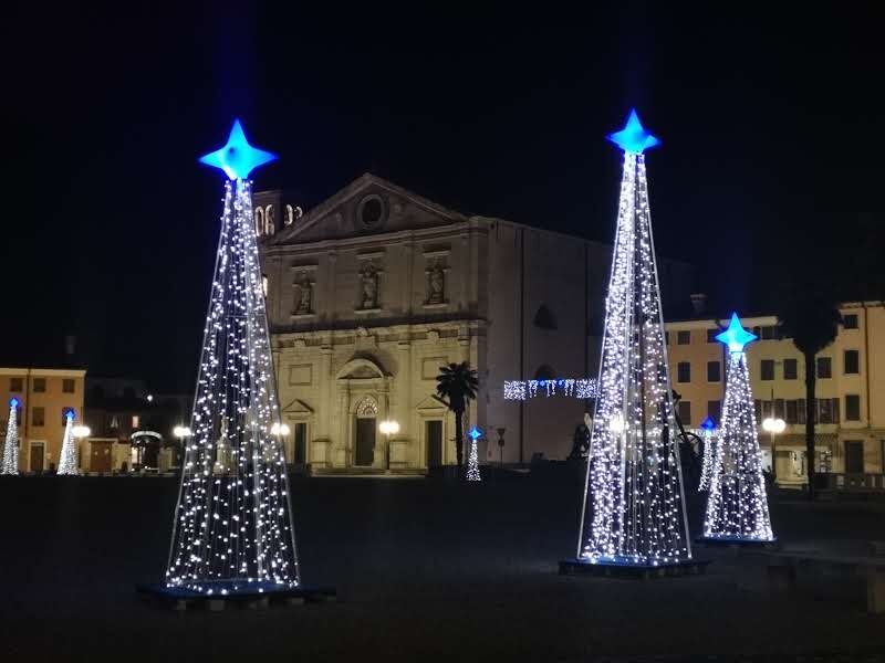 Coni luminosi con stelle blu in piazza