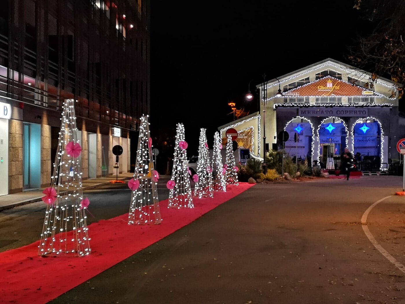 Percorso luminoso con tappeto rosso