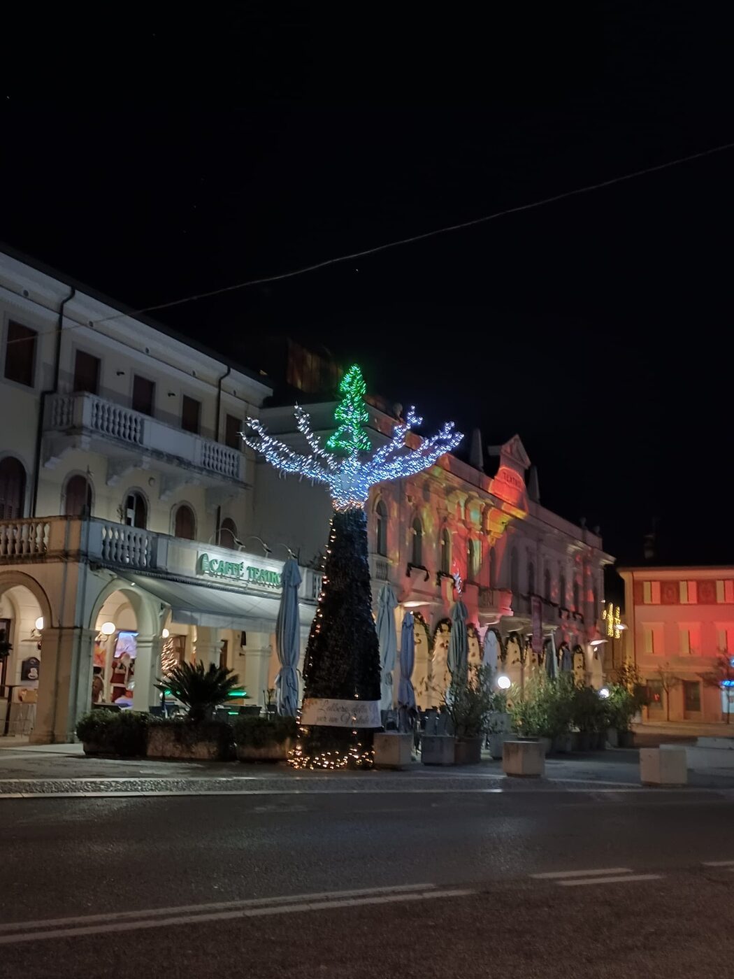 Via illuminata per il Natale