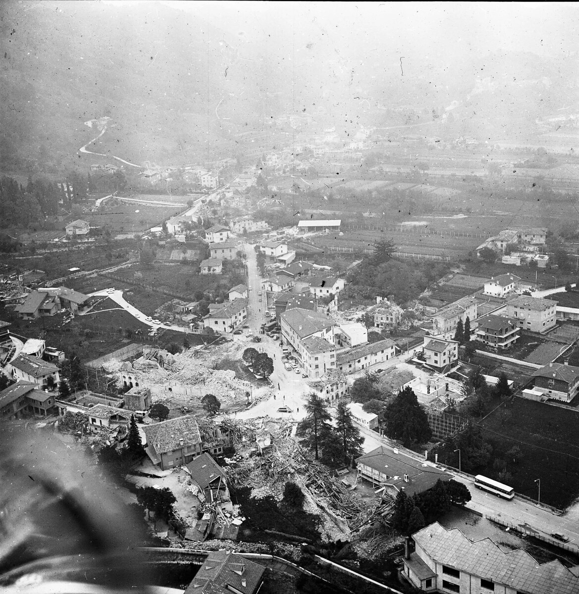 Riprese aeree della zona di Majano, Tarcento e Venzone dopo il terremoto del 1976