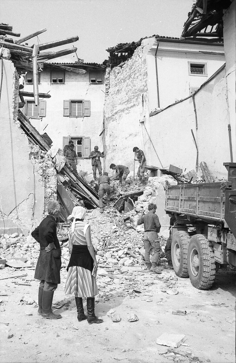Macerie e operazioni di soccorso a Gemona dopo il terremoto del 1976