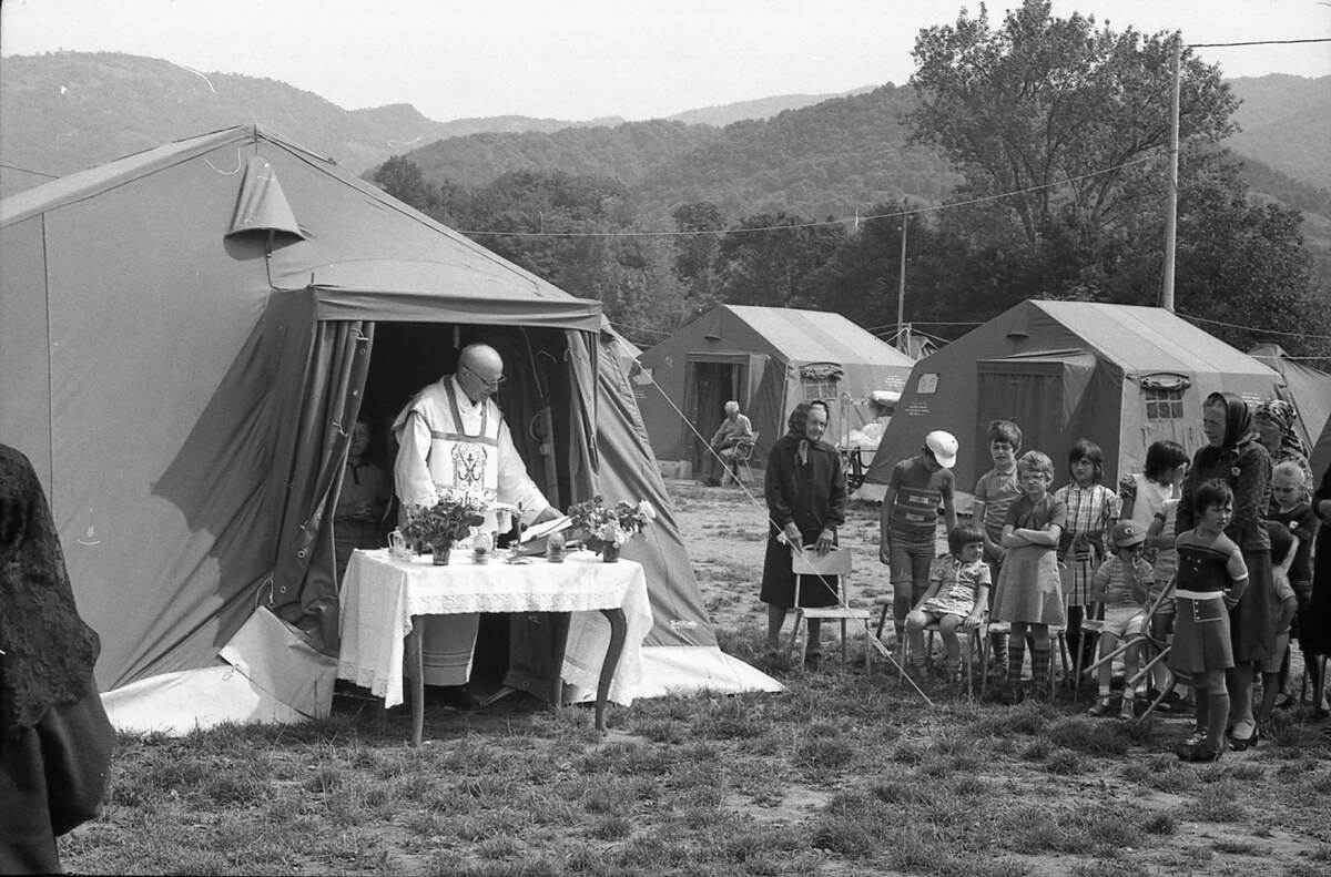 Santa messa celebrata al campo di Tarcento dopo il terremoto del 1976