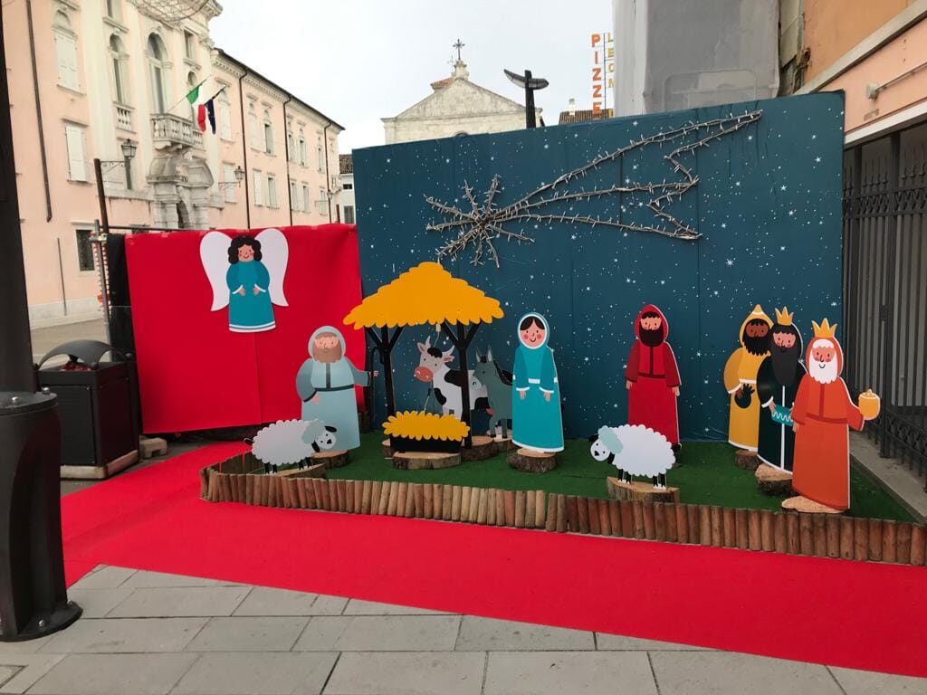 Presepe con sagome colorate in piazza