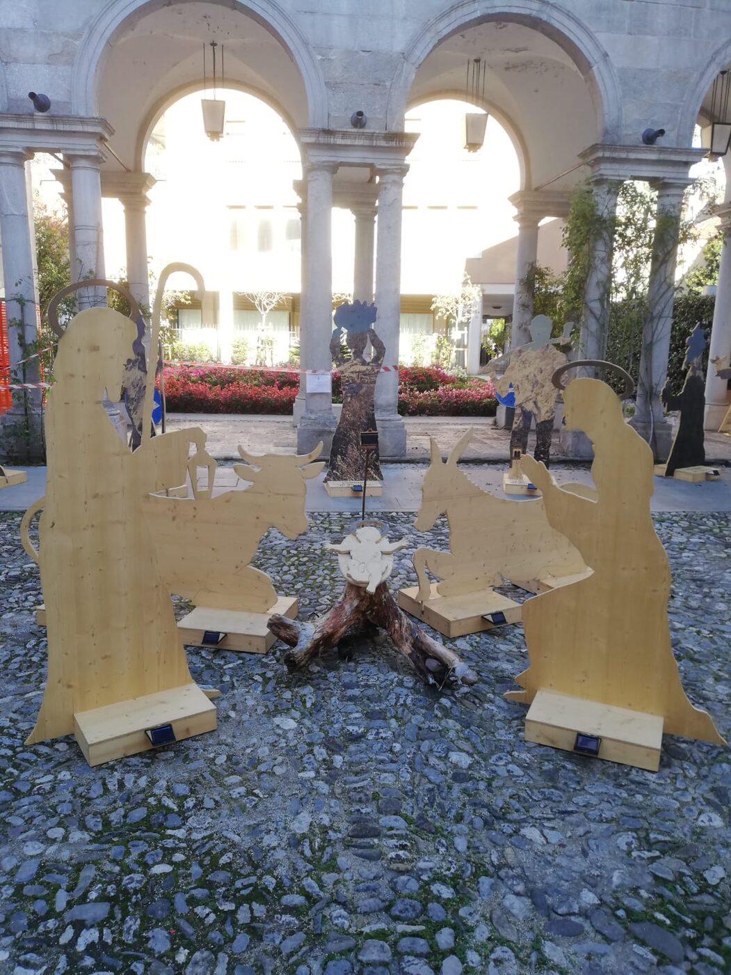 Presepe con sagome in legno, cortile storico