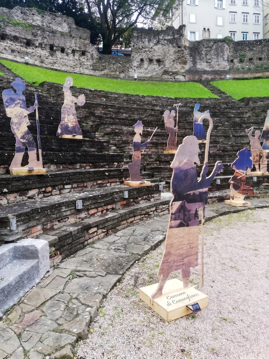 Sagoma del Comune di Comeglians, installazione fotografica di Ulderica Da Pozzo, al Teatro Romano