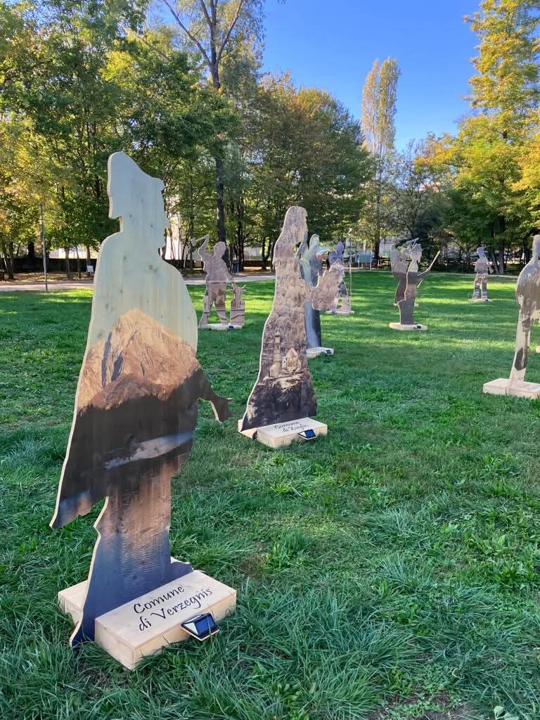 Sagoma del Comune di Verzegnis, installazione fotografica di Ulderica Da Pozzo, in un parco